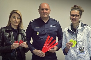 Na zdjęciu przedstawicielki firmy Toyota oraz komendant z odblaskami.
