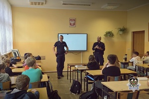 Na zdjęciu policjanci w trakcie pogadanki z uczniami.
