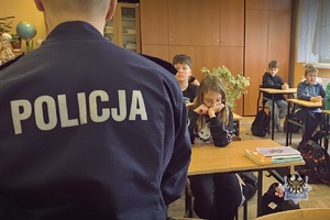 Na zdjęciu policjanci w trakcie pogadanki z uczniami.