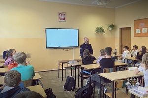 Na zdjęciu policjanci w trakcie pogadanki z uczniami.