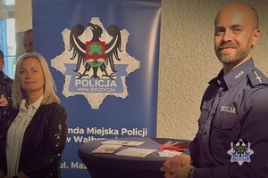 Na zdjęciu policjant w trakcie spotkania w teatrze dramatycznym.