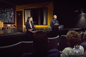 Na zdjęciu policjant w trakcie spotkania w teatrze dramatycznym.