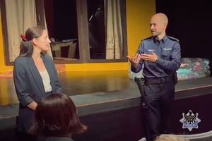 Na zdjęciu policjant w trakcie spotkania w teatrze dramatycznym.