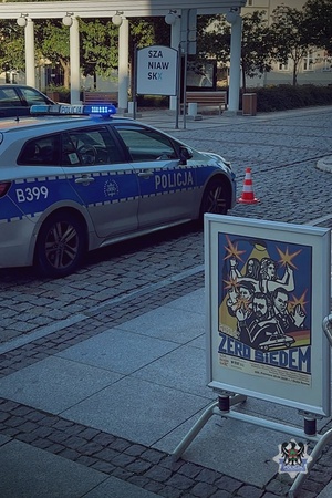 Na zdjęciu policjant w trakcie spotkania w teatrze dramatycznym.