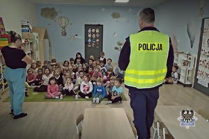 Na zdjęciu policjant w trakcie pogadanki z dziećmi.