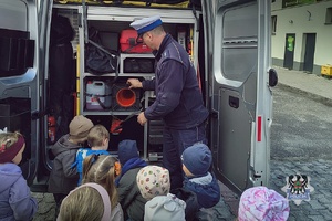 Na zdjęciu policjant w trakcie pogadanki z dziećmi.