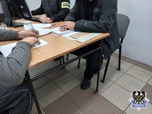zdjęcie przedstawia przesłuchanie podejrzanego