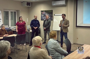 Na zdjęciu uczestnicy spotkania z seniorami w siedzibie ośrodka szkolenia kierowców.