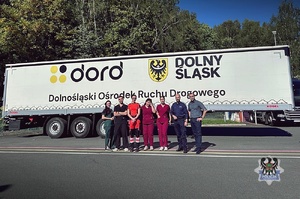 Na zdjęciu uczestnicy spotkania z seniorami w siedzibie ośrodka szkolenia kierowców.