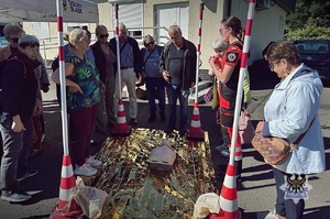 Na zdjęciu uczestnicy spotkania z seniorami w siedzibie ośrodka szkolenia kierowców.