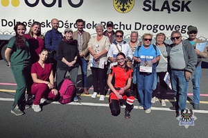 Na zdjęciu uczestnicy spotkania z seniorami w siedzibie ośrodka szkolenia kierowców.