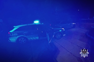 Na zdjęciu radiowóz oraz samochód, którym uciekał sprawca.