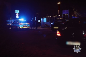 Na zdjęciu policyjny radiowóz oraz samochód osobowy.