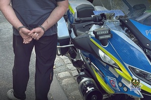 Na zdjęciu kask motocyklisty oraz samochód ciężarowy.