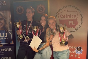 Na zdjęciu uczestnicy turnieju bilarda.