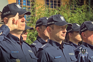 Na zdjęciu służby mundurowe podczas uczczenia pamięci poległego policjanta przez gmachem komendy.
