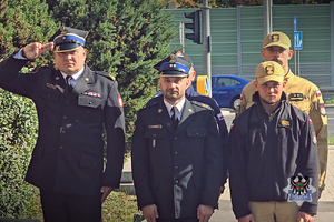 Na zdjęciu służby mundurowe podczas uczczenia pamięci poległego policjanta przez gmachem komendy.