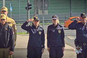 Na zdjęciu służby mundurowe podczas uczczenia pamięci poległego policjanta przez gmachem komendy.