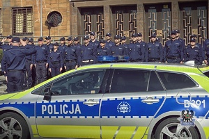 Na zdjęciu służby mundurowe podczas uczczenia pamięci poległego policjanta przez gmachem komendy.