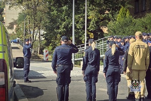 Na zdjęciu służby mundurowe podczas uczczenia pamięci poległego policjanta przez gmachem komendy.