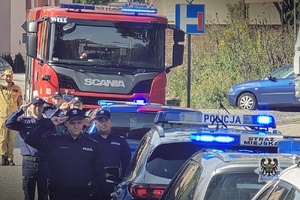 Na zdjęciu służby mundurowe podczas uczczenia pamięci poległego policjanta przez gmachem komendy.