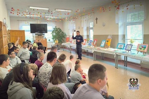 Na zdjęciu policjant w trakcie pogadanki z młodzieżą.