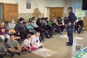 Na zdjęciu policjant w trakcie pogadanki z młodzieżą.