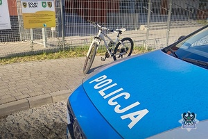 Na zdjęciu radiowóz oraz rower.