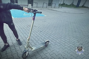 Na zdjęciu hulajnoga.