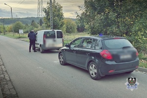 Na zdjęciu radiowóz oraz kontrolowany samochód i policjant.