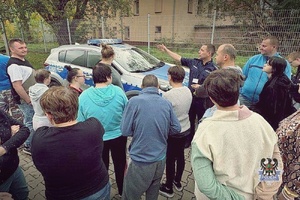Na zdjęciu policjant w trakcie spotkania z młodzieżą.