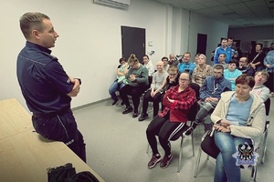 Na zdjęciu policjant w trakcie spotkania z młodzieżą.