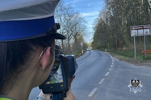 Na zdjęciu policjantka z radarem.