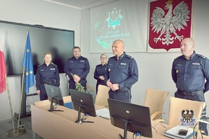 Na zdjęciu policjanci podczas odprawy służbowej .
