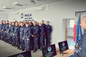Na zdjęciu policjanci podczas odprawy służbowej .