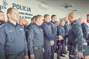 Na zdjęciu policjanci podczas odprawy służbowej .