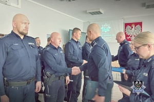 Na zdjęciu policjanci podczas odprawy służbowej .