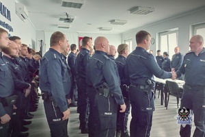 Na zdjęciu policjanci podczas odprawy służbowej .