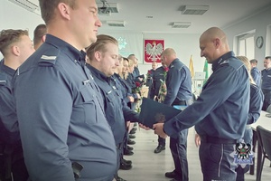 Na zdjęciu policjanci podczas odprawy służbowej .