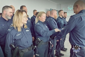 Na zdjęciu policjanci podczas odprawy służbowej .