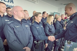 Na zdjęciu policjanci podczas odprawy służbowej .