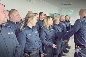 Na zdjęciu policjanci podczas odprawy służbowej .