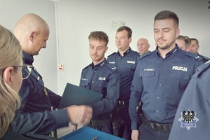 Na zdjęciu policjanci podczas odprawy służbowej .