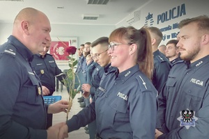 Na zdjęciu policjanci podczas odprawy służbowej .