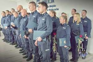 Na zdjęciu policjanci podczas odprawy służbowej .