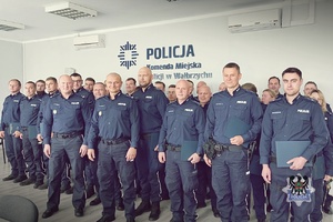 Na zdjęciu policjanci podczas odprawy służbowej.