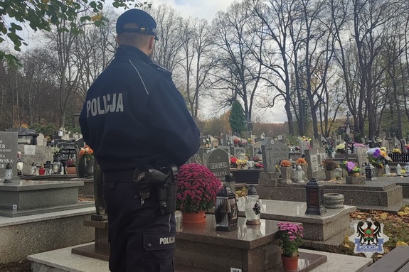 Na zdjęciu policjant w rejonie cmentarza.