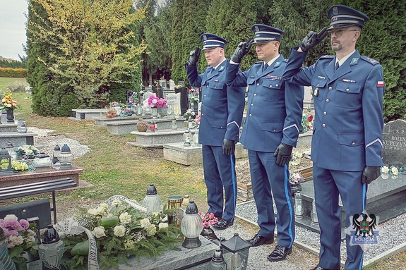 Na zdjęciu komendanci podczas wizyty na cmentarzu.