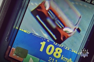 Screen z zarejestrowaną prędkością 108 km/h.