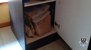 To na dolnej półce tej szafki kuchennej ukrył się 40-latek poszukiwany listem gończym.